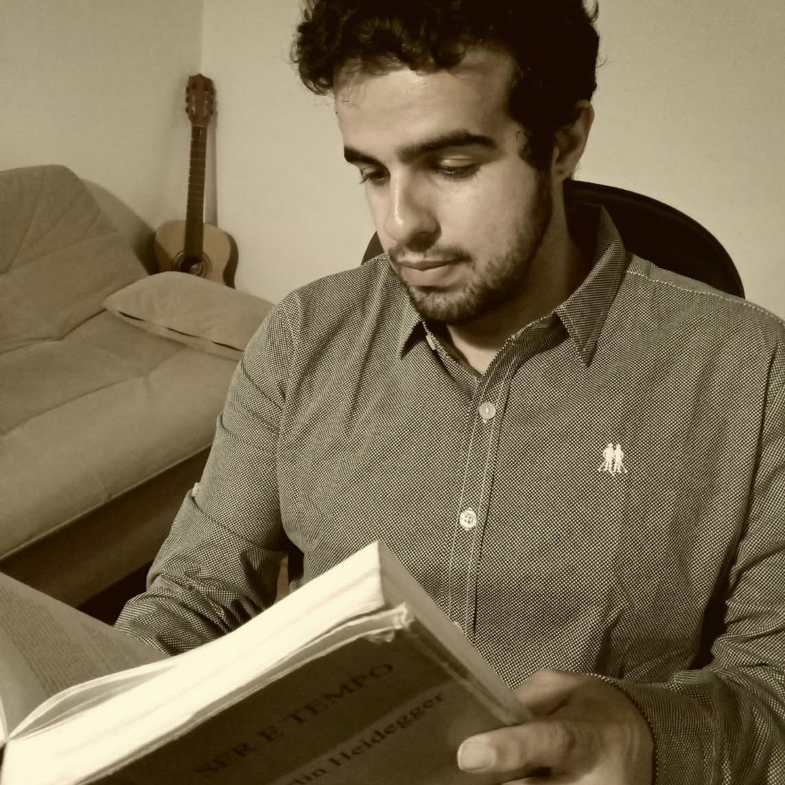 Thiago Moura lendo um livro